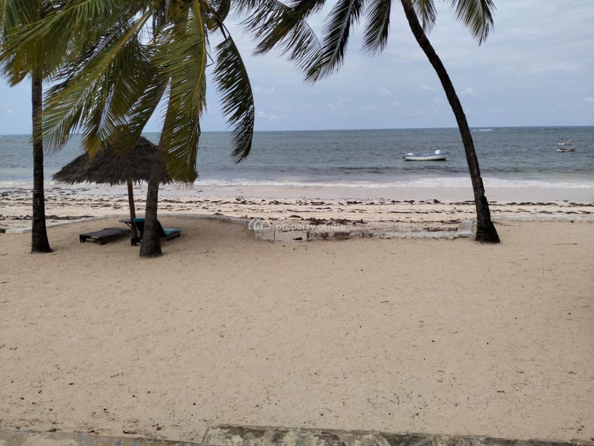 Short-stay Luxury Beachfront 2-bedroom Villa in Malindi, Harbourkey Villas, Malindi Town, Kilifi, Detached Duplex Short Let