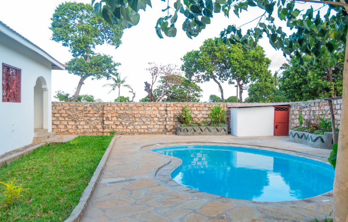 Luxury 3-bedroom Bungalows Short-stay in Kilifi, Bofa Beach, Mtwapa, Kilifi, House Short Let