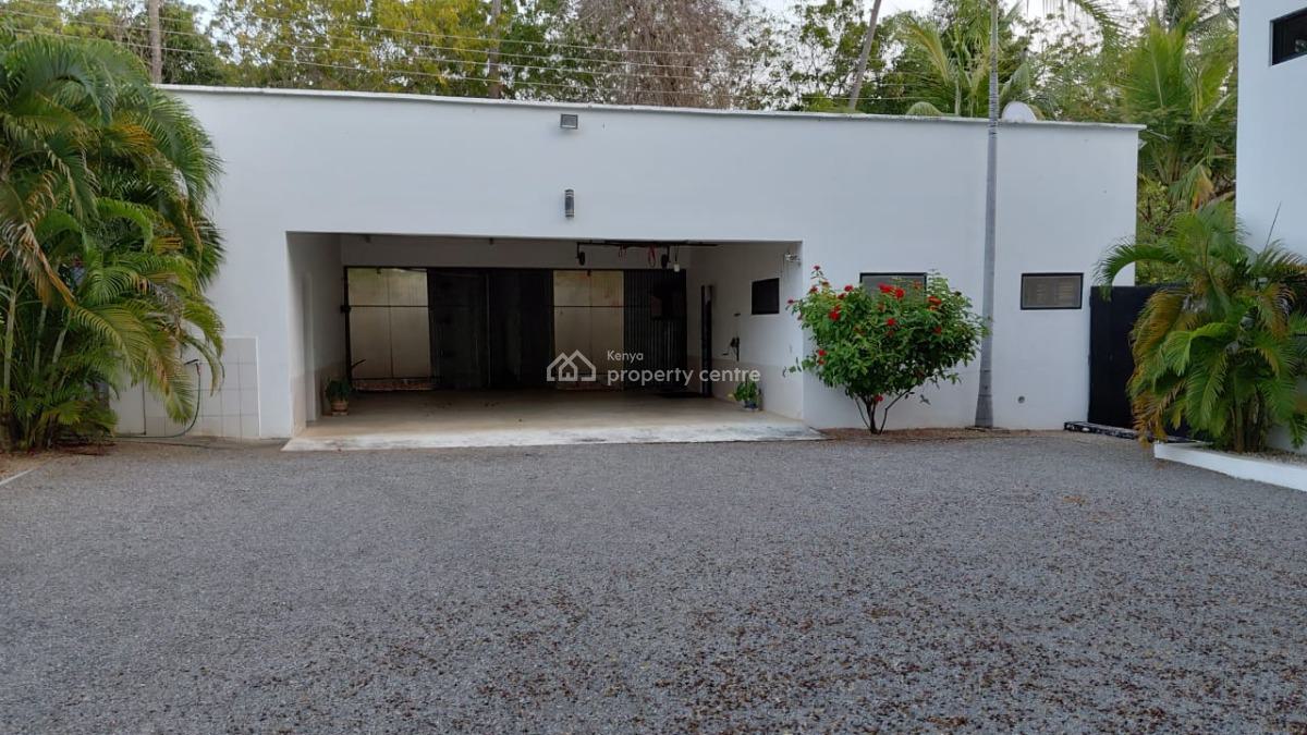 Luxury 4-bedroom Home, Watamu  ½ Acre, Infinity Pool 5 Car Garage, Close to Watamu Beach, Watamu, Kilifi, House for Sale
