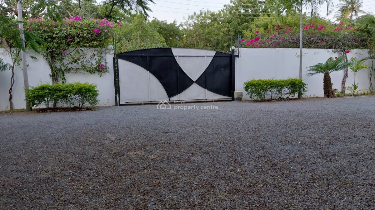 Luxury 4-bedroom Home, Watamu  ½ Acre, Infinity Pool 5 Car Garage, Close to Watamu Beach, Watamu, Kilifi, House for Sale