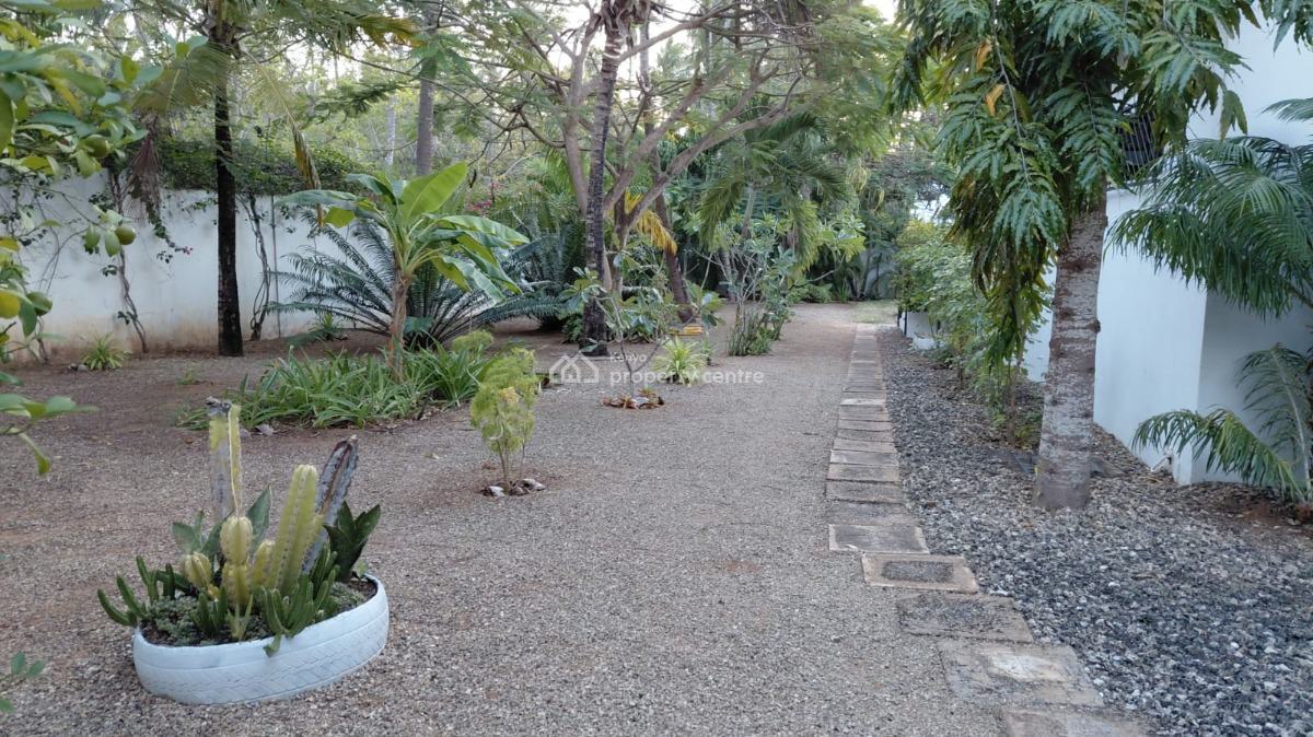 Luxury 4-bedroom Home, Watamu  ½ Acre, Infinity Pool 5 Car Garage, Close to Watamu Beach, Watamu, Kilifi, House for Sale