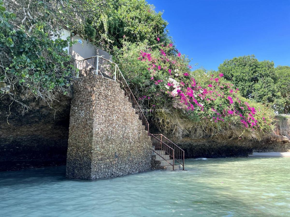 Exquisite Beach Holiday House -- Luxury 5-bedroom Beachfront Villa, Marine Park, Casuarina, Malindi Town, Kilifi, House Short Let