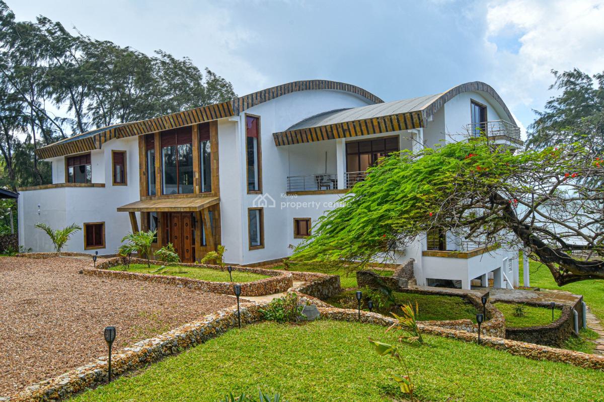 Amazing Luxury 6 Bedrooms, Beachfront, Rozzies Beach Villa, Casuarina., Malindi Town, Kilifi, House Short Let