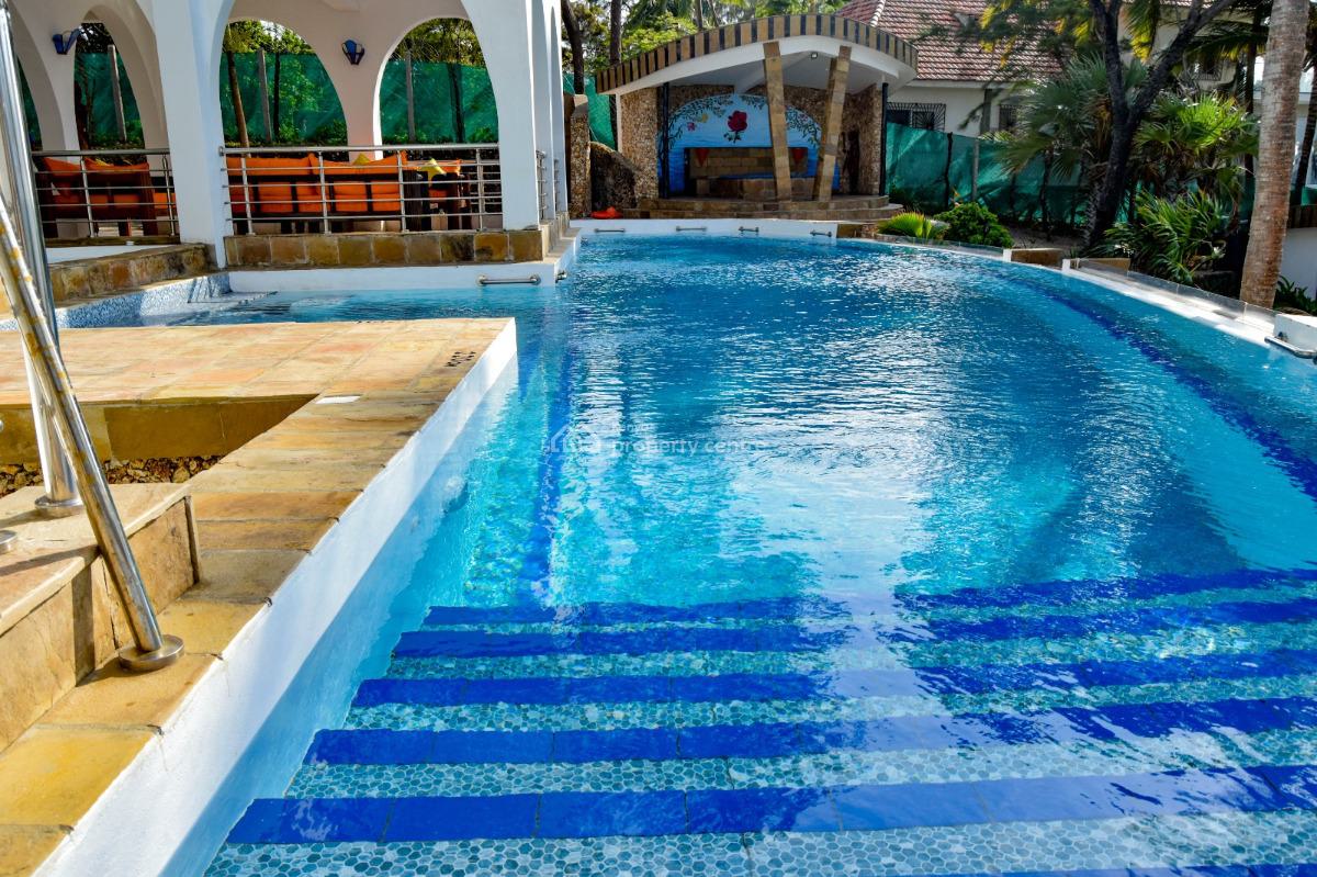 Amazing Luxury 6 Bedrooms, Beachfront, Rozzies Beach Villa, Casuarina., Malindi Town, Kilifi, House Short Let