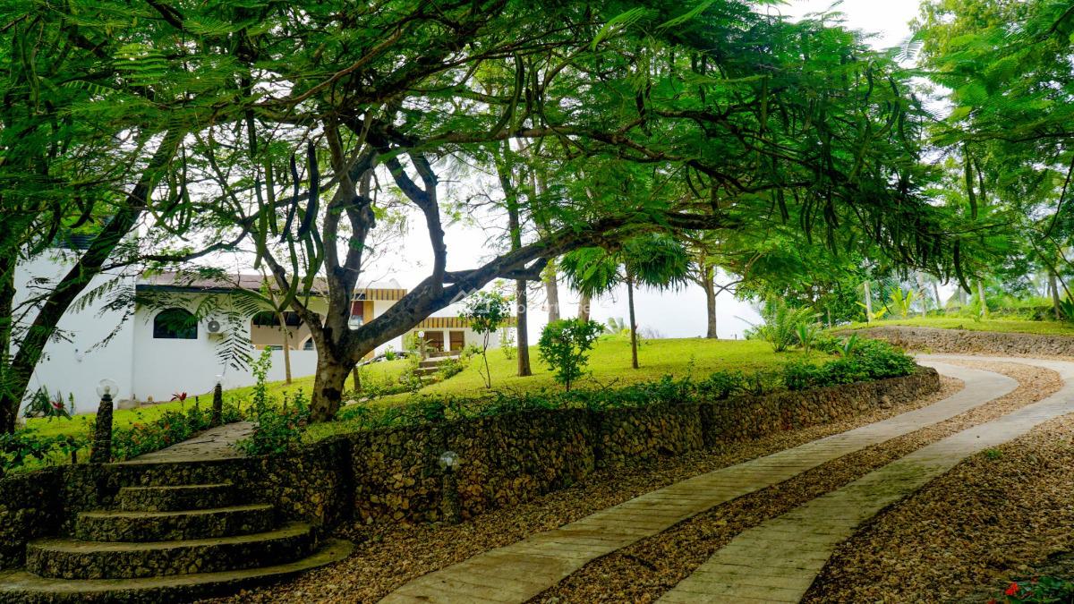 Amazing Luxury 6 Bedrooms, Beachfront, Rozzies Beach Villa, Casuarina., Malindi Town, Kilifi, House Short Let