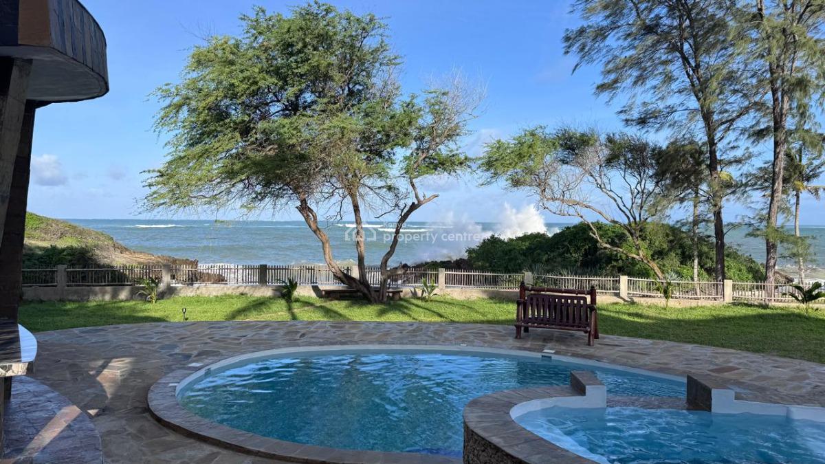 Amazing Luxury 6 Bedrooms, Beachfront, Rozzies Beach Villa, Casuarina., Malindi Town, Kilifi, House Short Let