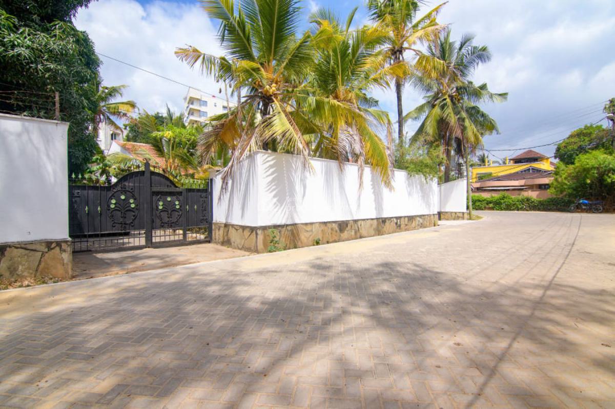 2 Houses, 3 Bedrooms Each and a 1 Bedroom Unit in Kizingo State House, Kizingo Mombasa, Nyali, Mombasa, Townhouse for Sale