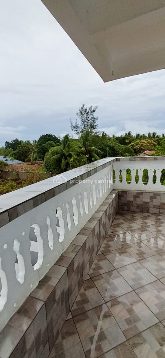 4-bedroom Villa with 2-bedroom Penthouse Guest Wing in Diani, Ukunda, Kwale, House for Sale