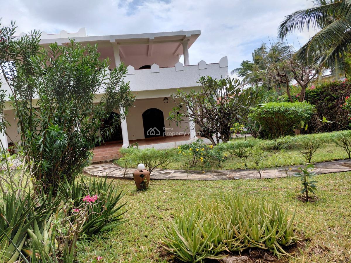 4 Bedroom House Sitting on 1/2 Acre Plot with Big Garage 3 Minutes Wal, Watamu, Watamu, Kilifi, Detached Bungalow for Sale