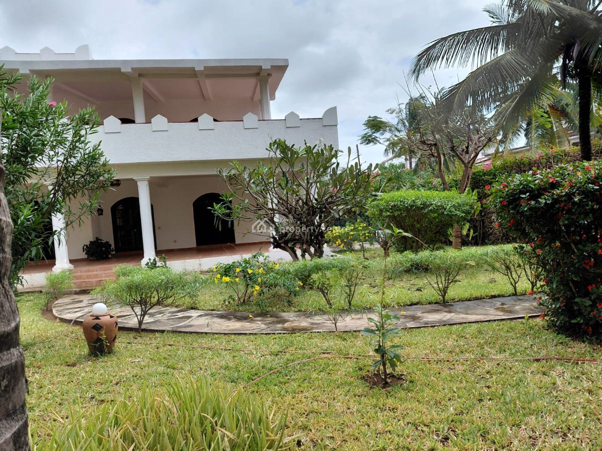 4 Bedroom House Sitting on 1/2 Acre Plot with Big Garage 3 Minutes Wal, Watamu, Watamu, Kilifi, Detached Bungalow for Sale