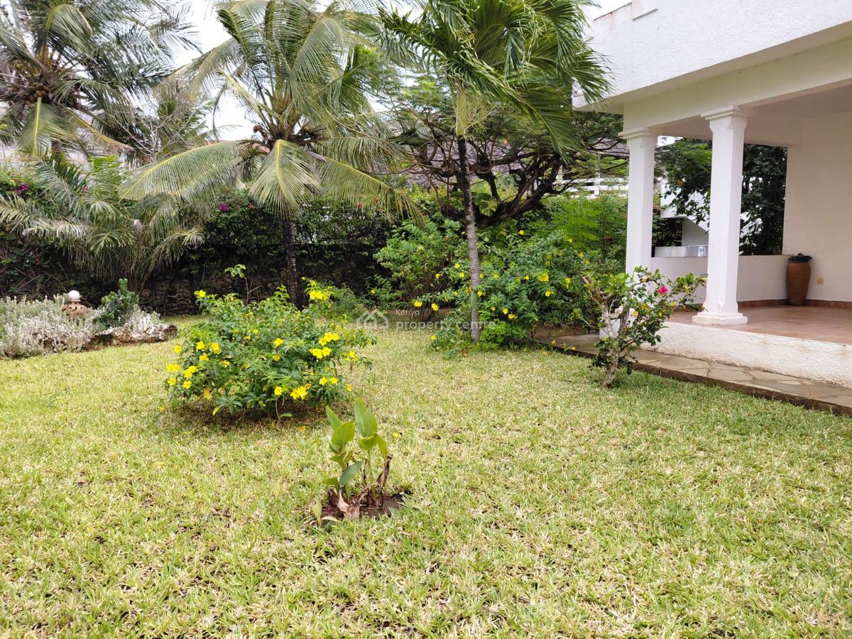 4 Bedroom House Sitting on 1/2 Acre Plot with Big Garage 3 Minutes Wal, Watamu, Watamu, Kilifi, Detached Bungalow for Sale