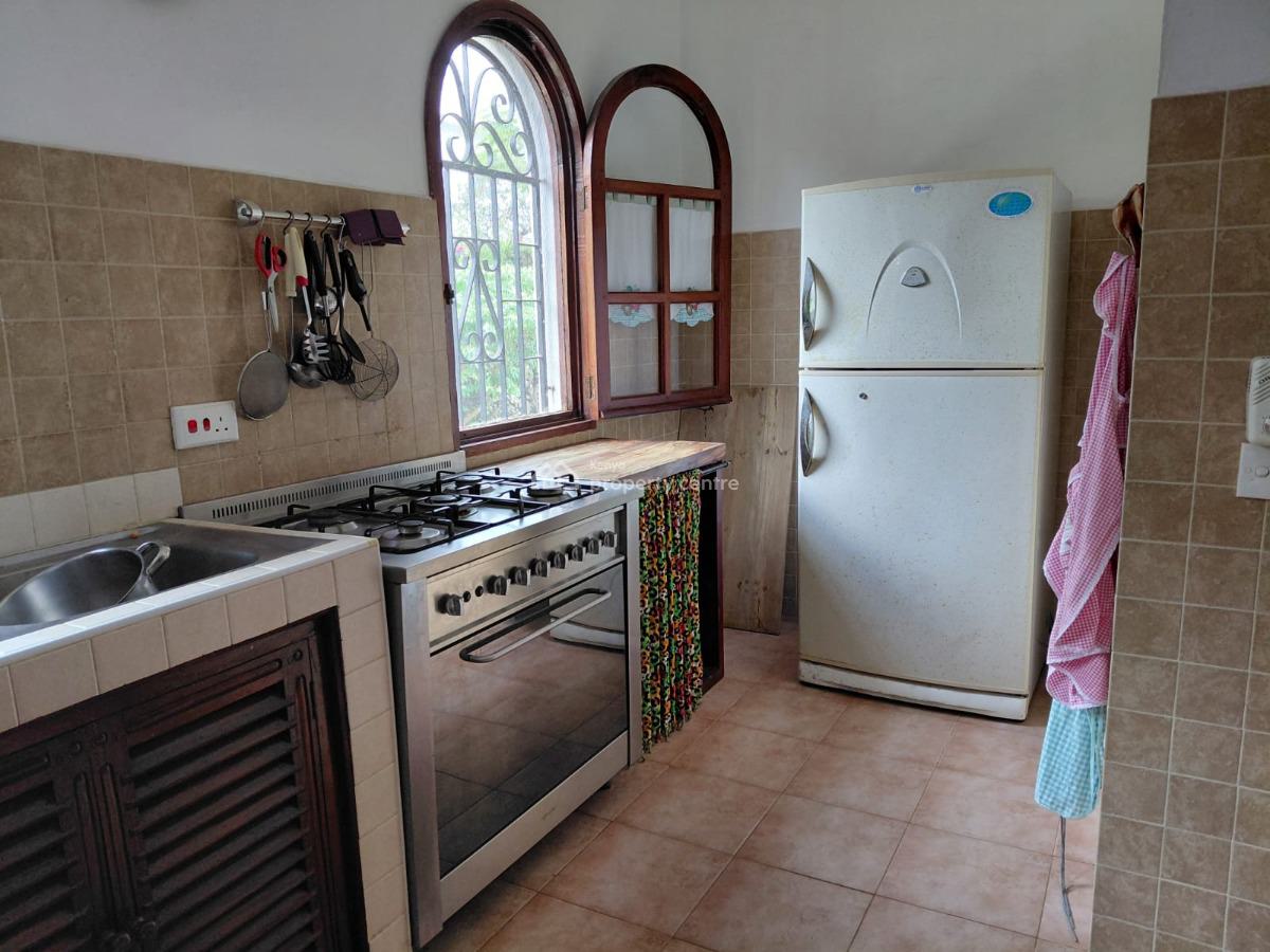 4 Bedroom House Sitting on 1/2 Acre Plot with Big Garage 3 Minutes Wal, Watamu, Watamu, Kilifi, Detached Bungalow for Sale