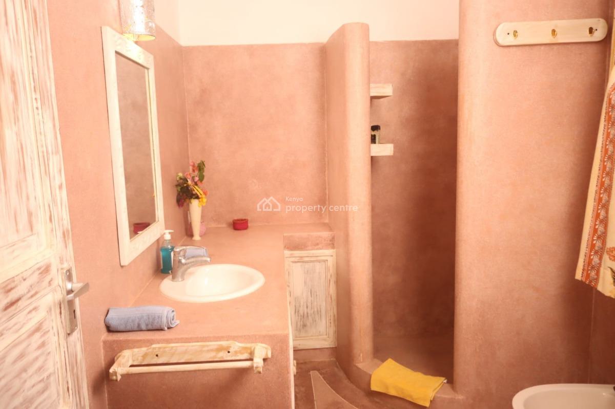 6 Bedrooms Sitting on a Half Acre Plot Walking Distance to The Beach F, Watamu, Watamu, Kilifi, Townhouse for Sale