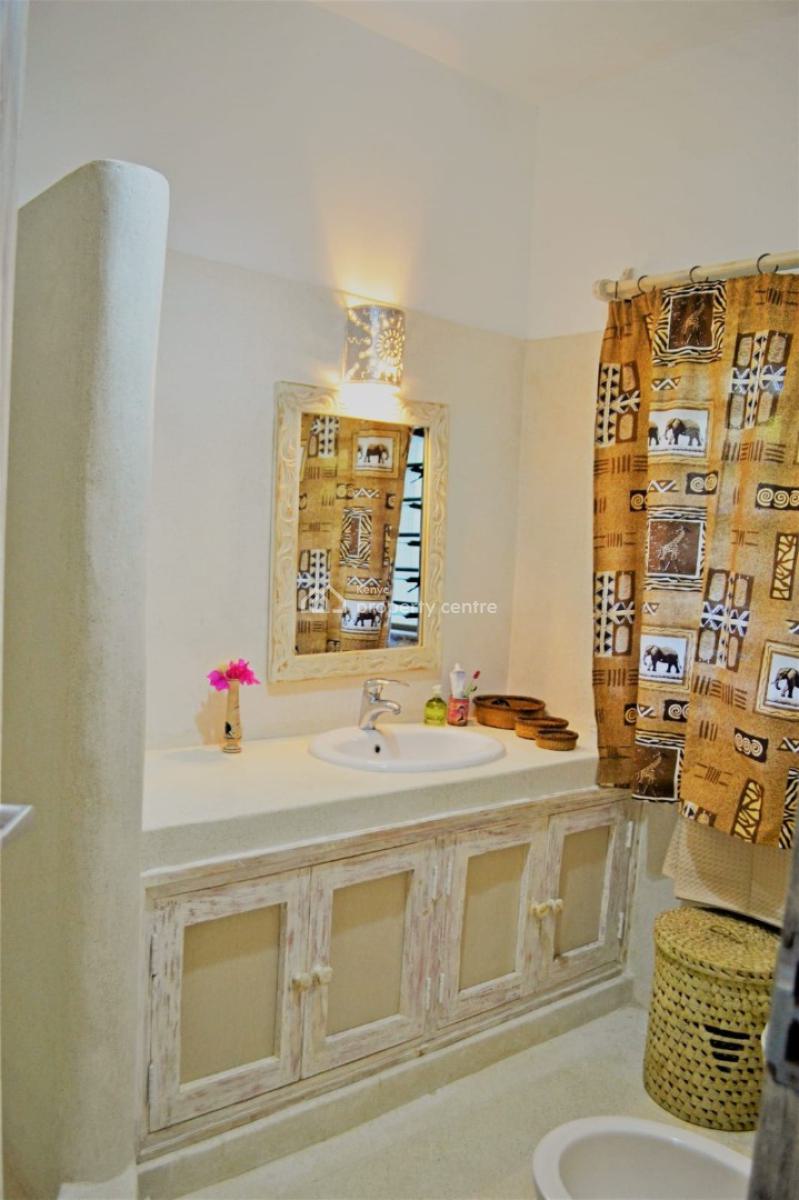6 Bedrooms Sitting on a Half Acre Plot Walking Distance to The Beach F, Watamu, Watamu, Kilifi, Townhouse for Sale