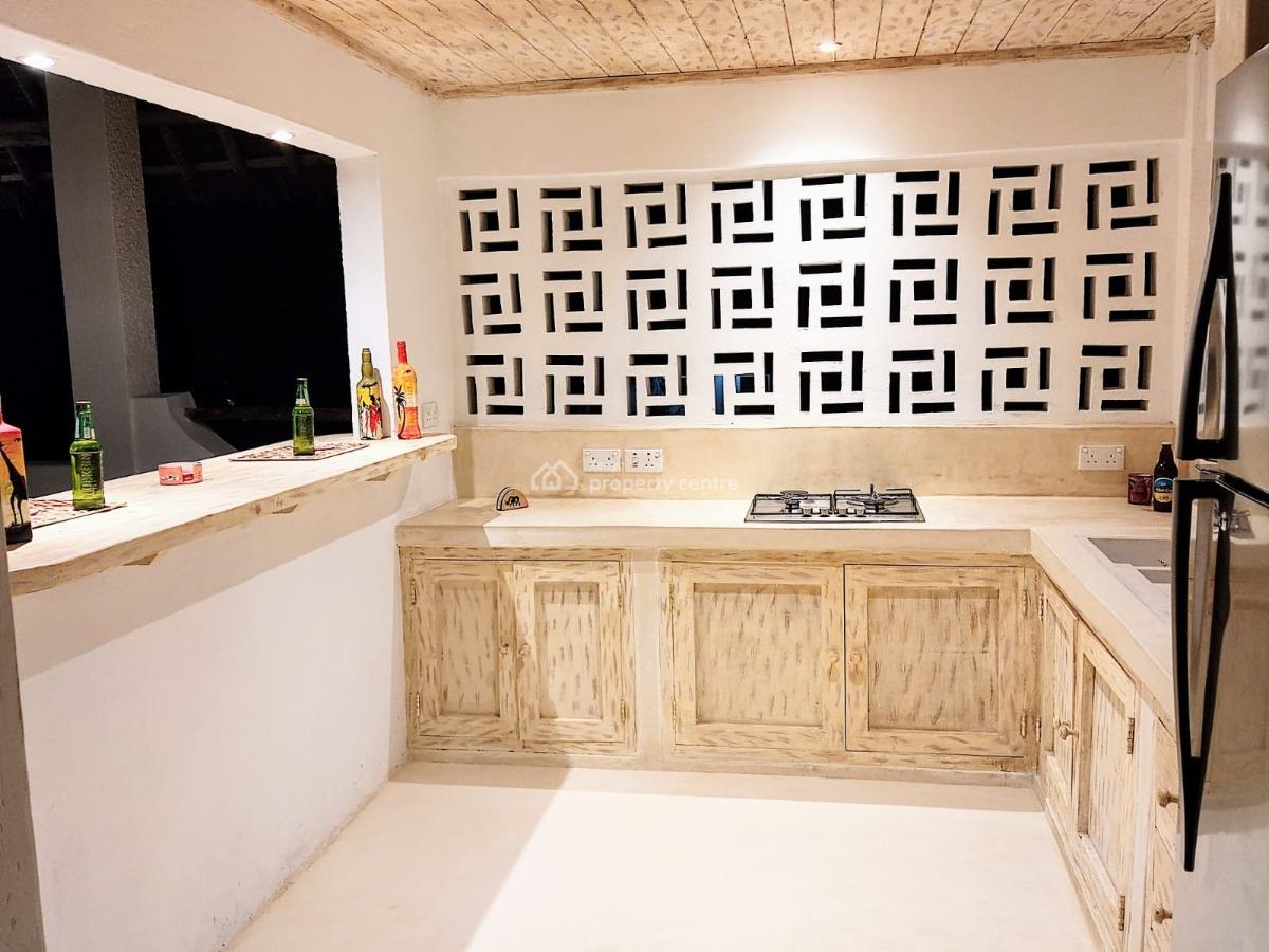 6 Bedrooms Sitting on a Half Acre Plot Walking Distance to The Beach F, Watamu, Watamu, Kilifi, Townhouse for Sale