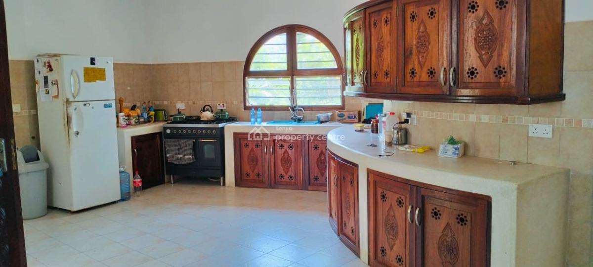 4 Bedrooms Ensuite Sitting on 4acres of Land Beach Front Located in Wa, Watamu Kilifi, Watamu, Kilifi, Townhouse for Sale