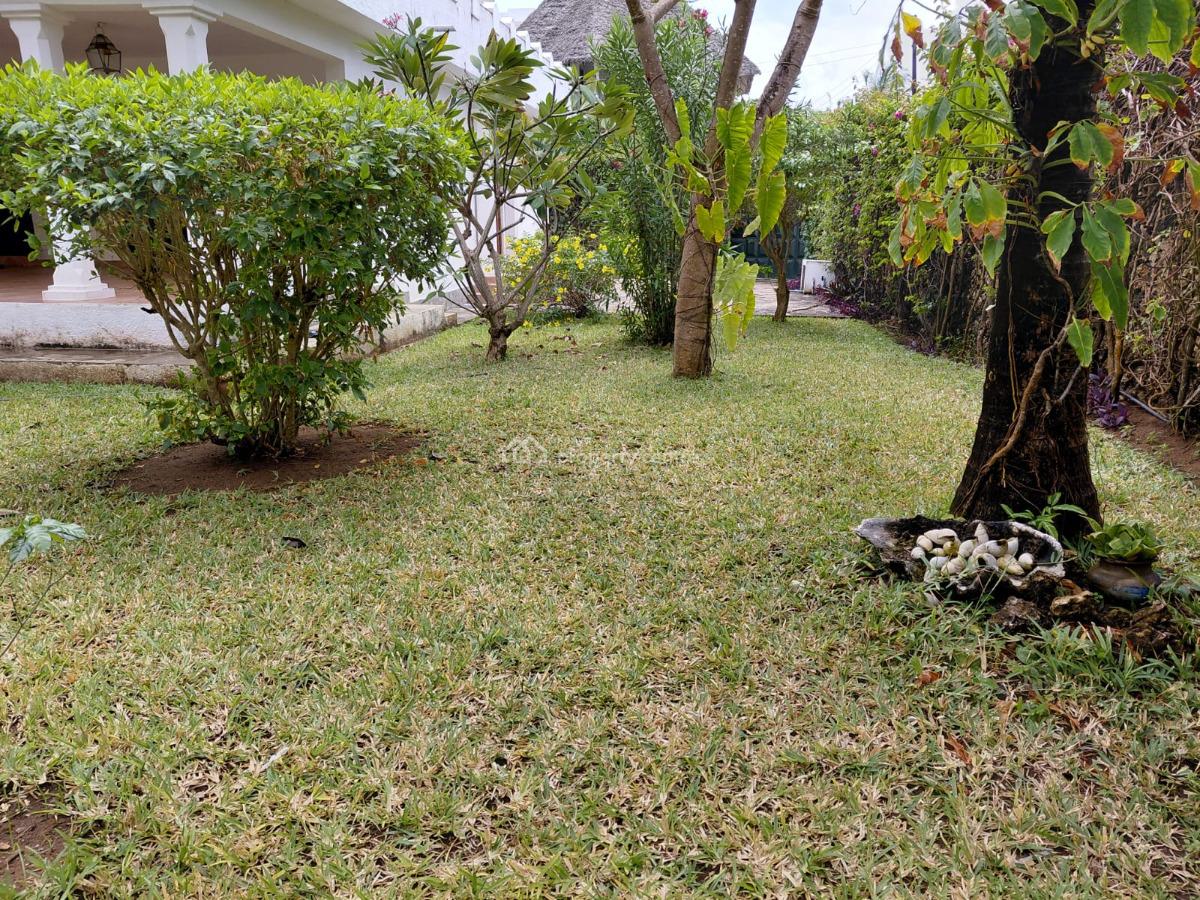 4 Bedroom House Sitting on 1/2 Acre Plot with Big Garage 3 Minutes Wal, Watamu, Watamu, Kilifi, Townhouse for Sale