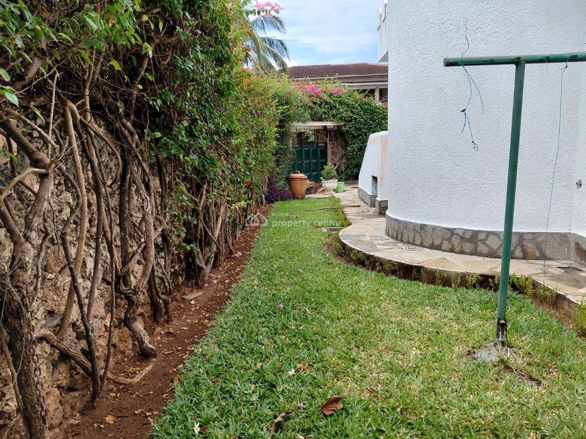 4 Bedroom House Sitting on 1/2 Acre Plot with Big Garage 3 Minutes Wal, Watamu, Watamu, Kilifi, Townhouse for Sale