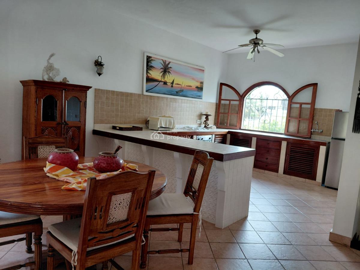 4 Bedroom House Sitting on 1/2 Acre Plot with Big Garage 3 Minutes Wal, Watamu, Watamu, Kilifi, Townhouse for Sale