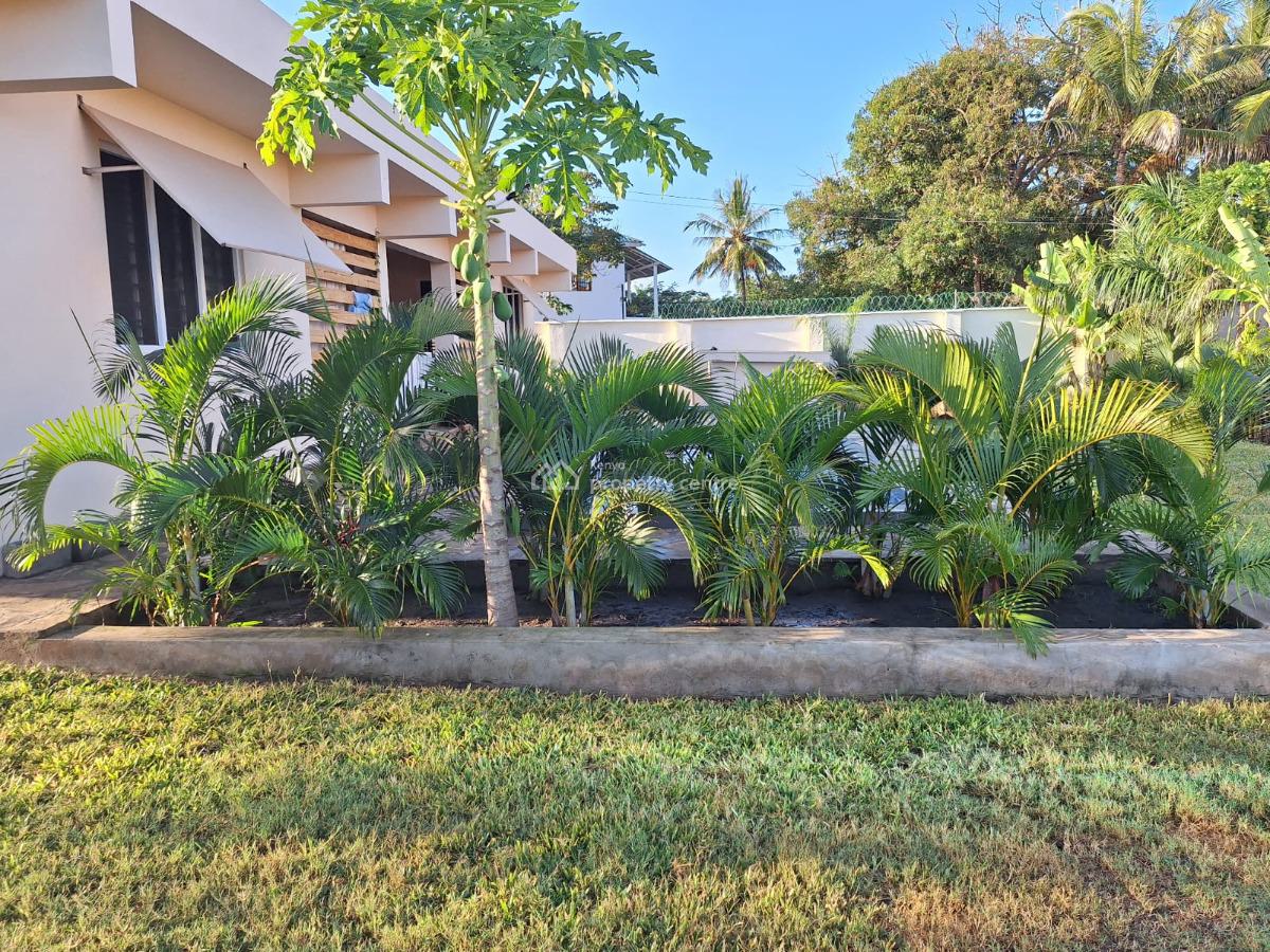 Luxury Green Villa with Pool, Diani, Beach 2, Ukunda, Kwale, Terraced Bungalow for Sale