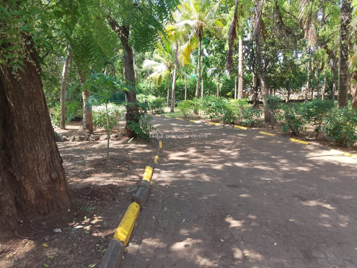 4 Bedroom House on a Half Acre a Long Links Road in Mombasa -, Nyali Links Rd, Nyali, Mombasa, Townhouse for Sale