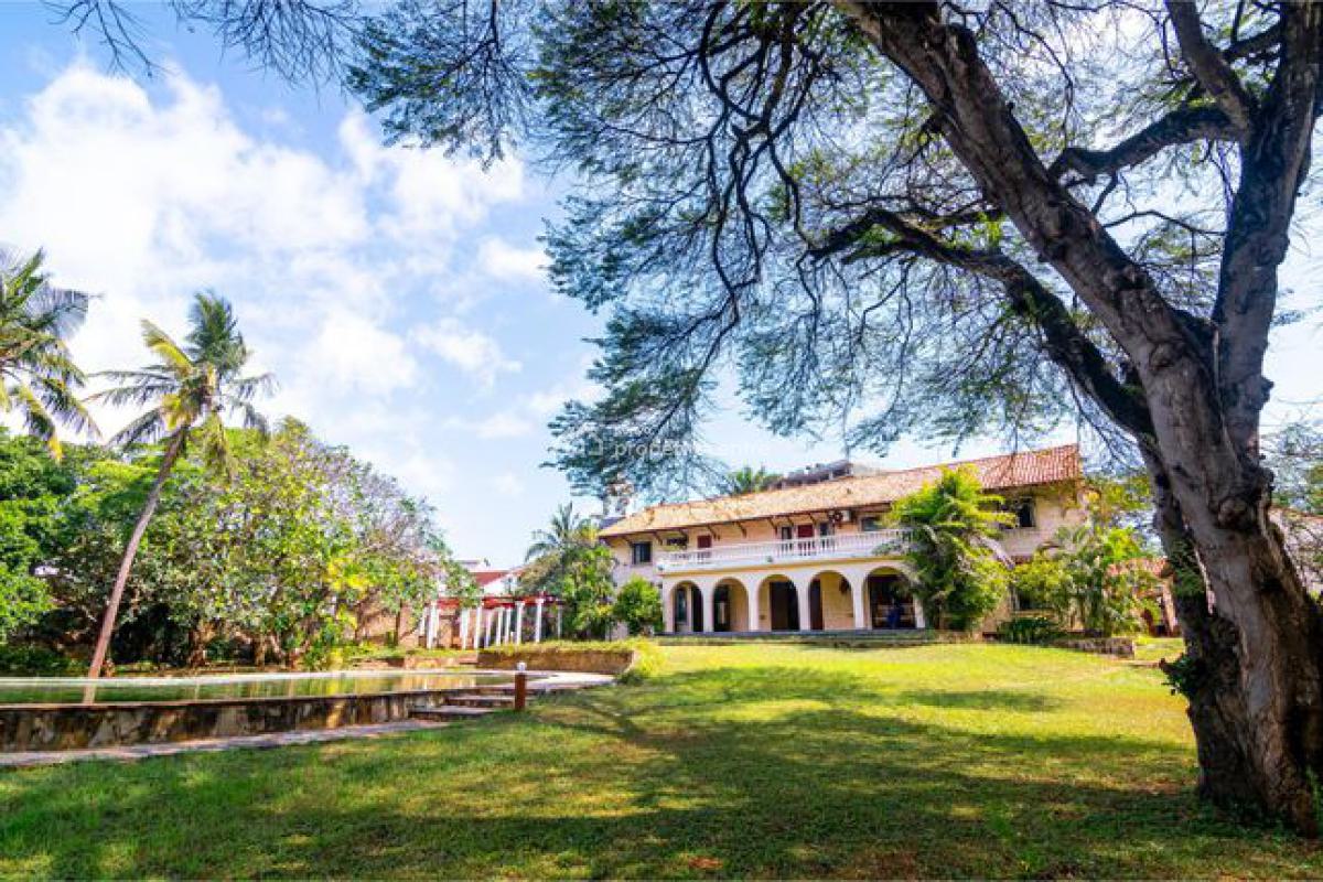 5 Bedrooms Villa on a 2 Acres Very Private Beach Property with a Swimm, Nyali, Nyali, Mombasa, Townhouse for Sale