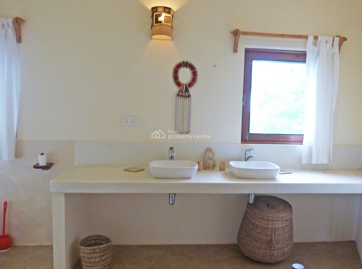 Stunning 4-bedroom Lakeside Villa, Turtle Bay Riad ,prawn Lake, Watamu, Kilifi, House for Sale