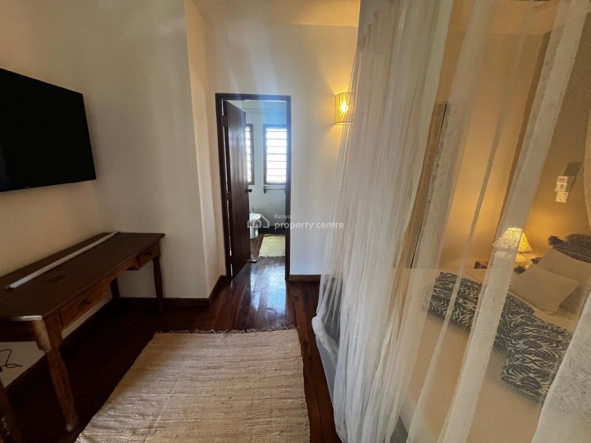 Luxury Penthouse Studio with Jacuzzi at Beverly Suites, Beverly Suites Silversands Road, Malindi Town, Kilifi, Bedsitter (single Room) Short Let