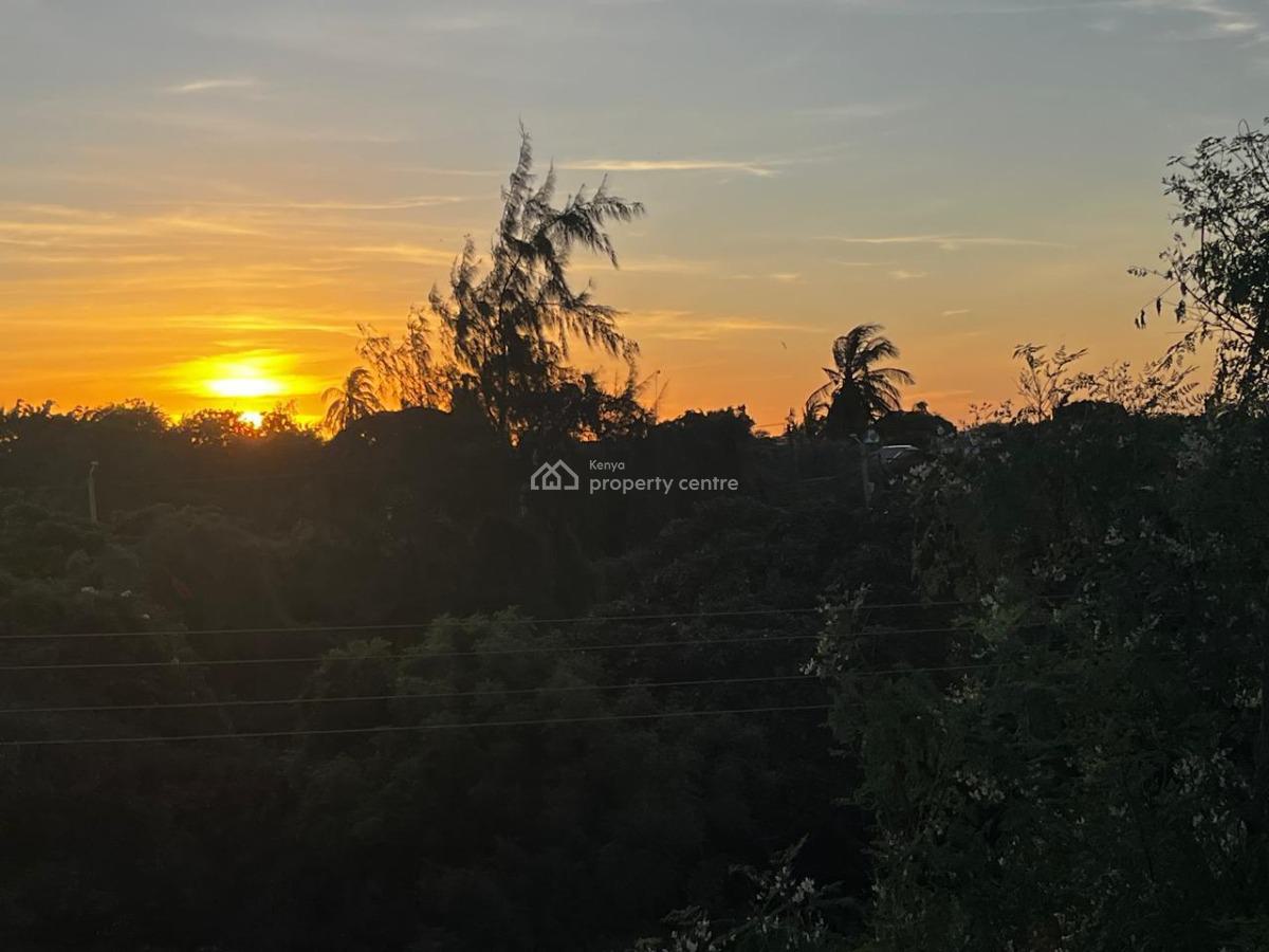 Luxury Penthouse Studio with Jacuzzi at Beverly Suites, Beverly Suites Silversands Road, Malindi Town, Kilifi, Bedsitter (single Room) Short Let