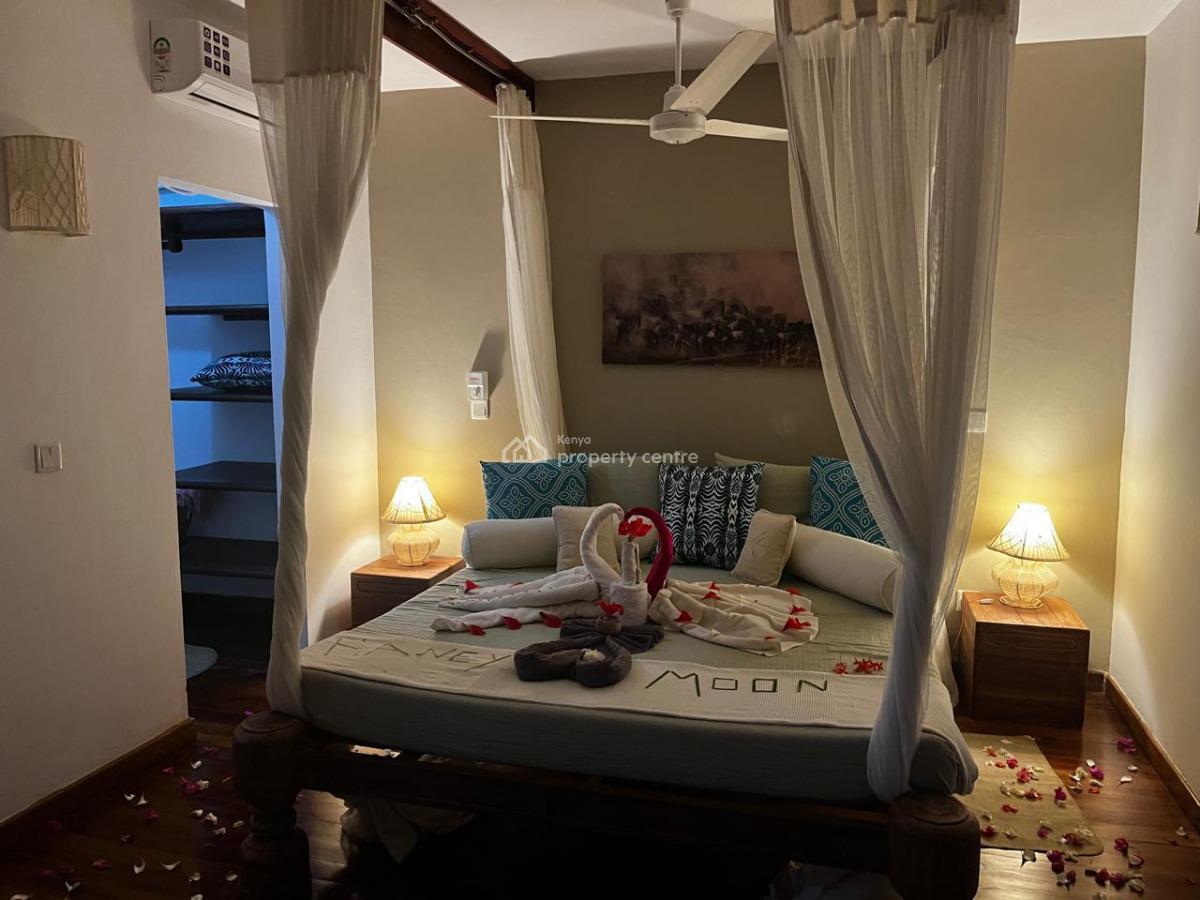 Luxury Penthouse Studio with Jacuzzi at Beverly Suites, Beverly Suites Silversands Road, Malindi Town, Kilifi, Bedsitter (single Room) Short Let