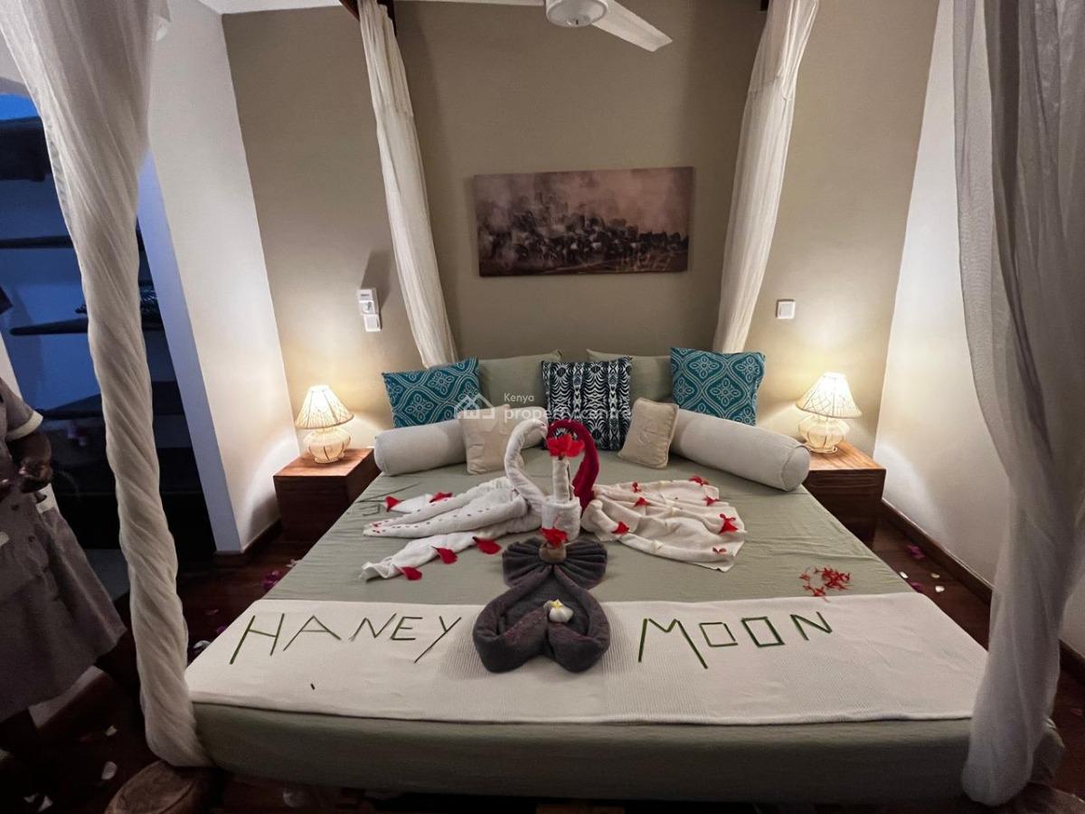 Luxury Penthouse Studio with Jacuzzi at Beverly Suites, Beverly Suites Silversands Road, Malindi Town, Kilifi, Bedsitter (single Room) Short Let