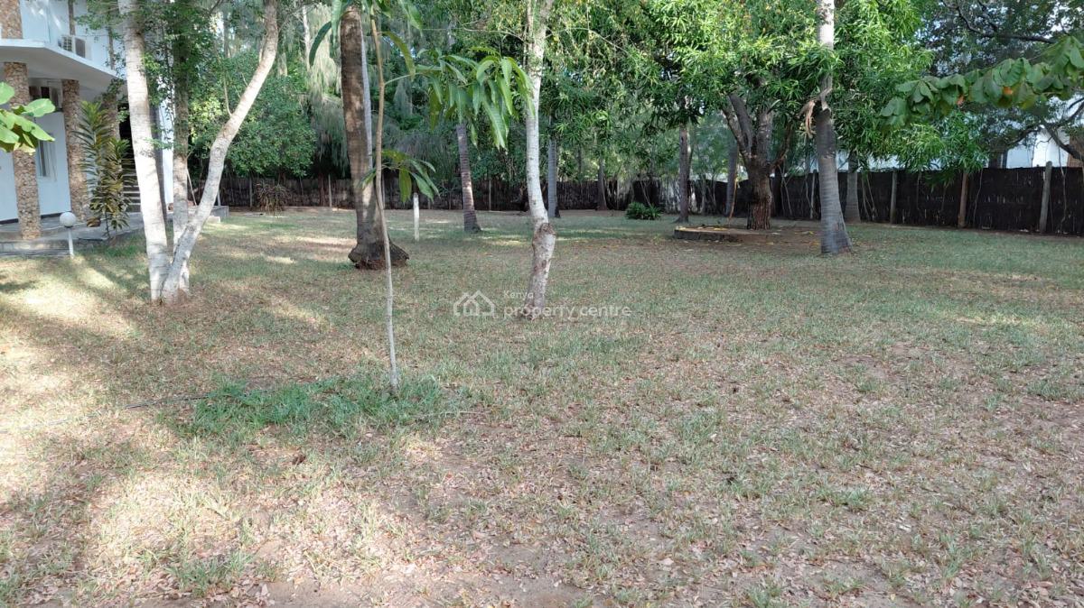 5 Bedroom in Garoda Watamu 1 Acre Plot and Large Swimming Pool Asking, Garoda Beach, Watamu, Kilifi, Townhouse for Sale