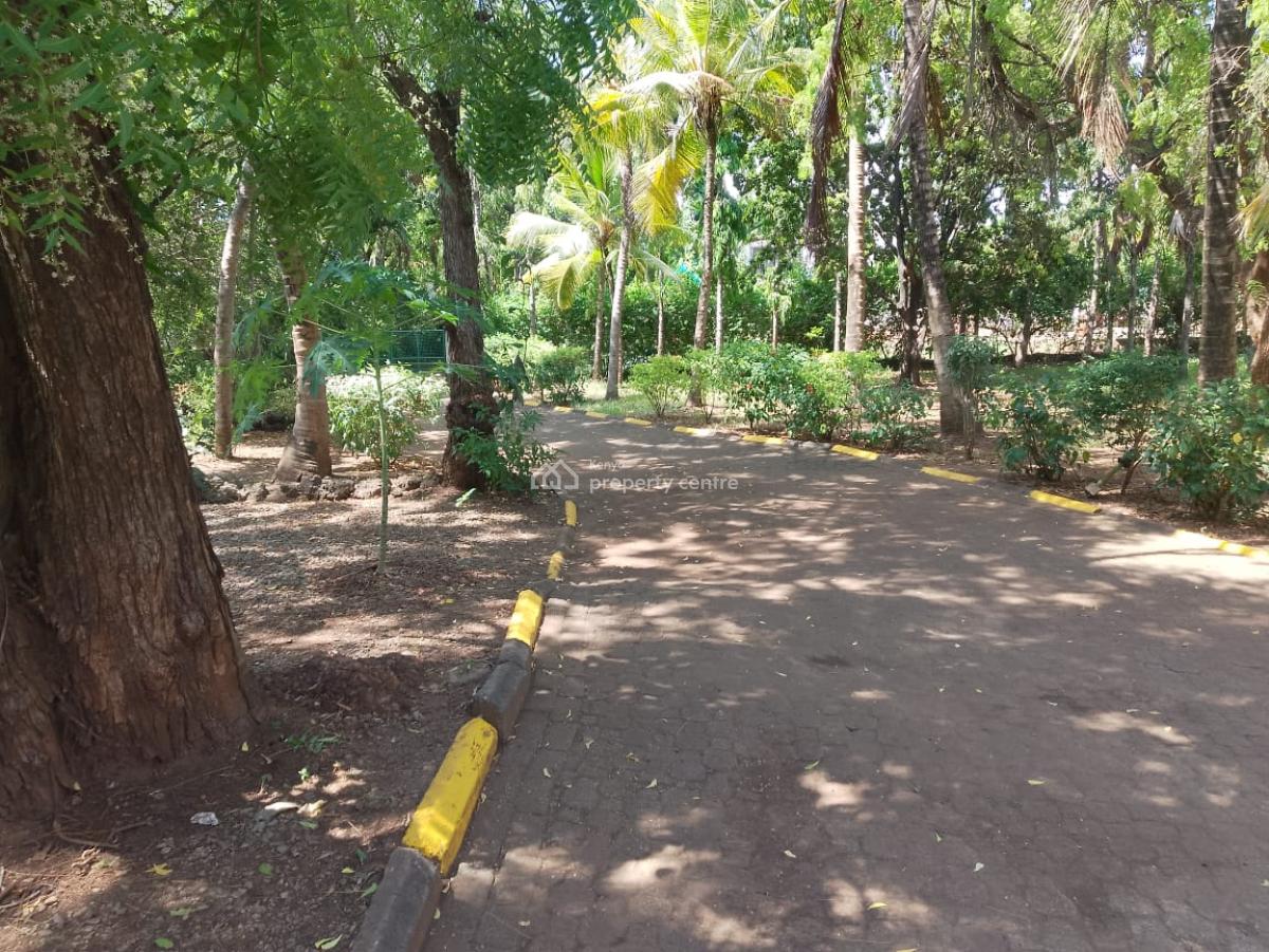 4 Bedroom House on a Half Acre  a Long Links Road in Mombasa -, Nyali Mombasa, Nyali, Mombasa, Townhouse for Sale