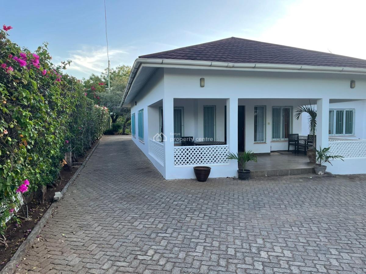 Elegant 3-bedroom on Half Acre Coastal Residence in Bofa, Kilifi, Bofa Beach, Malindi Town, Kilifi, Semi-detached Bungalow for Sale