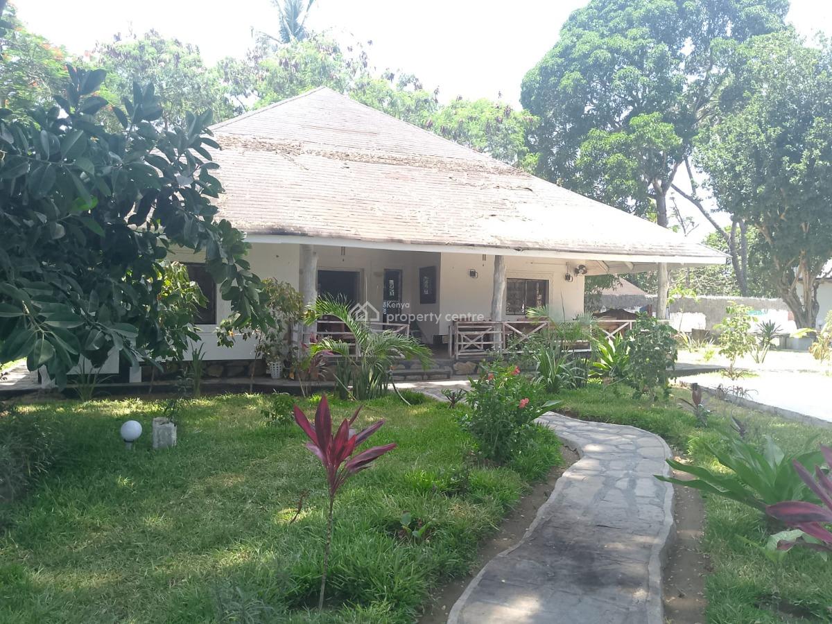 Elegant 3-bedroom Gated Living with Pool Access in Kibokoni, Kibokoni, Malindi Town, Kilifi, House for Rent