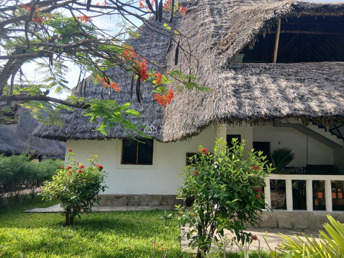 Stylish 3-bedroom Steps From The Beach in Mambrui, Mambrui, Malindi Town, Kilifi, House Short Let