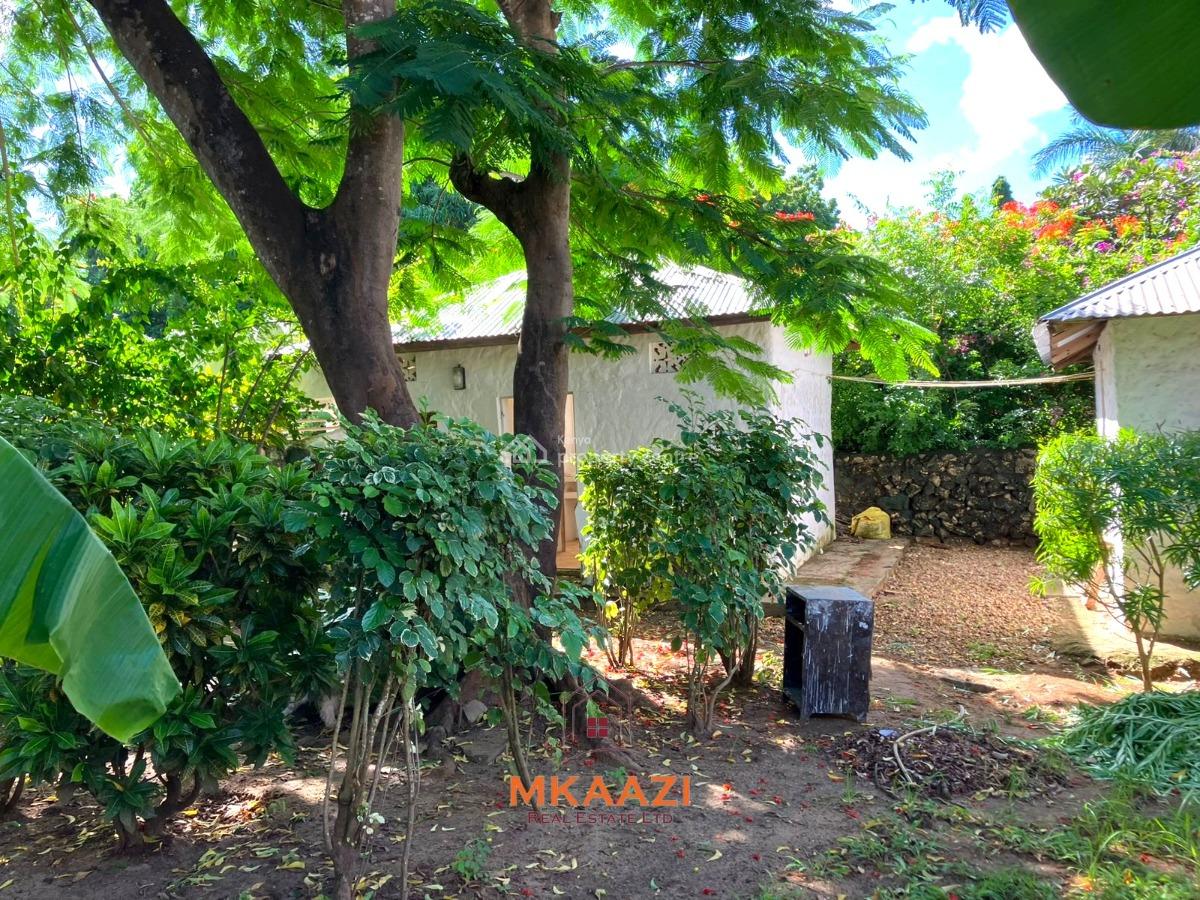Elegant 3-bedroom Coastal Residence with Private Compound and Pool, P.k Estate, Malindi Town, Kilifi, House for Rent