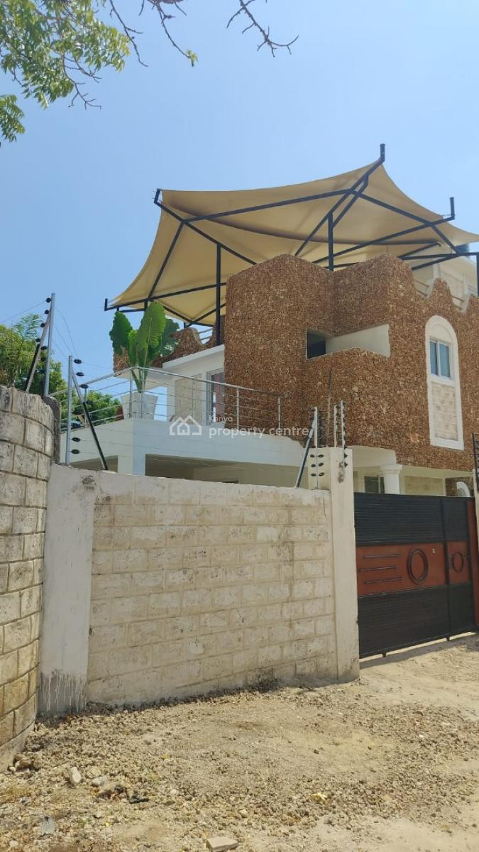 6 Bedrooms Villa with a Swimming Pool Sitting on a Quarter Acre Plot S, Diani Beach, Ukunda, Kwale, Townhouse for Sale