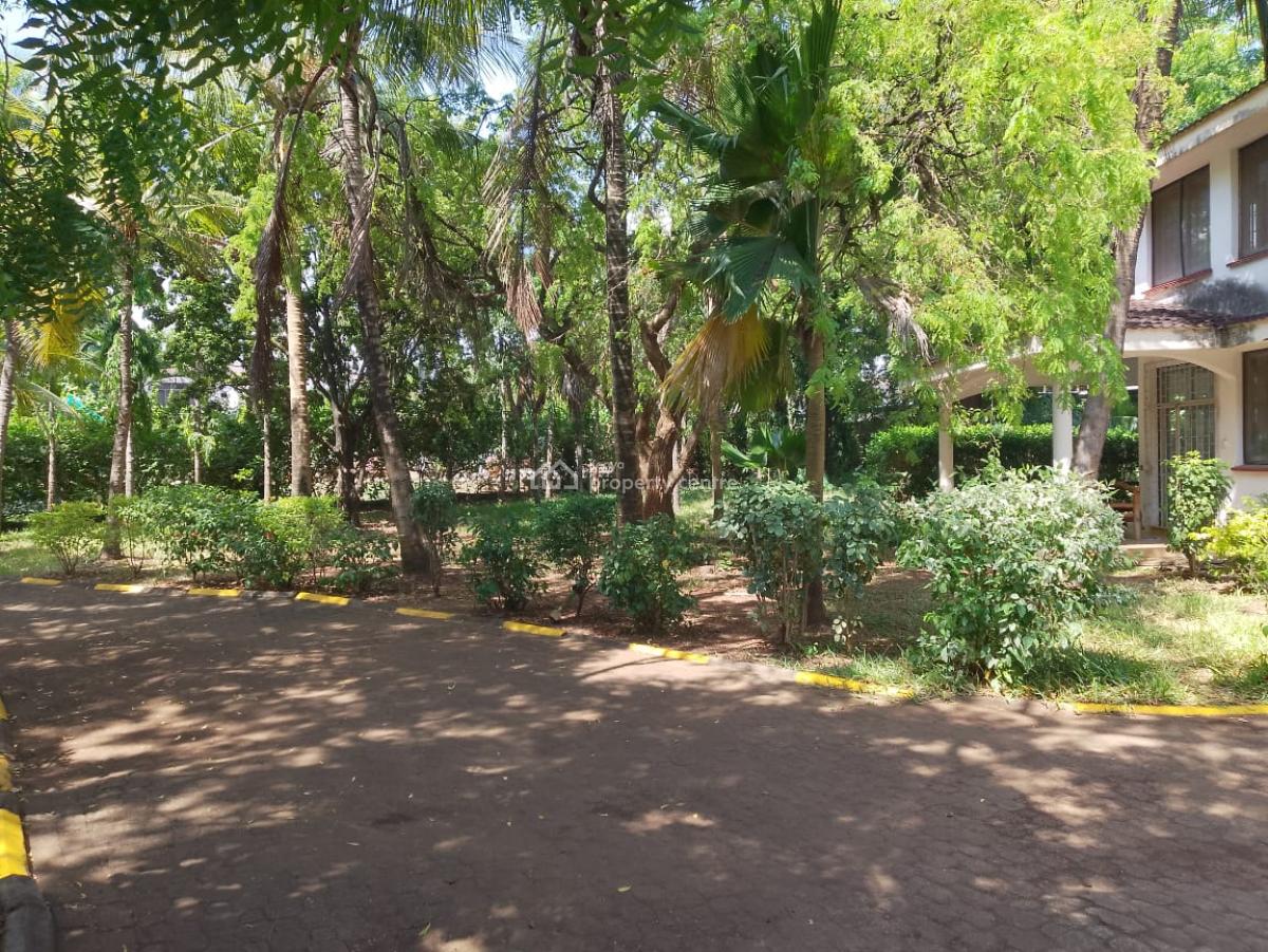 4 Bedroom House on a Half Acre a Long Links Road in Mombasa -, Nyali Mombasa, Nyali, Mombasa, Townhouse for Sale