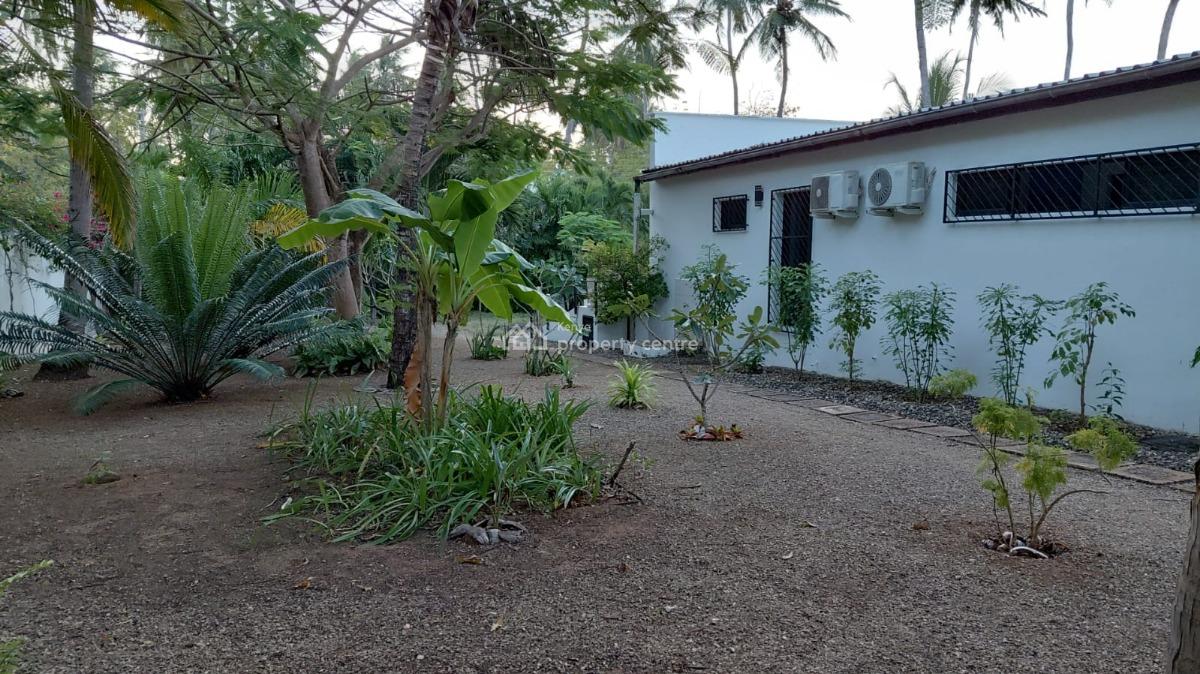 4 Bedrooms Sitting on 1/2 of an Acre Plot with a Very Big Garage for 5, Kilifi Watamu, Watamu, Kilifi, Townhouse for Sale