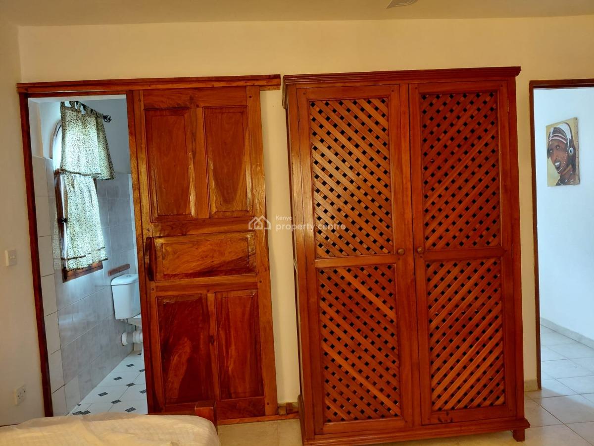 4 Bedroom House Sitting on 1/2 Acre Plot with Big Garage 3 Minutes Wal, Watamu, Watamu, Kilifi, Townhouse for Sale