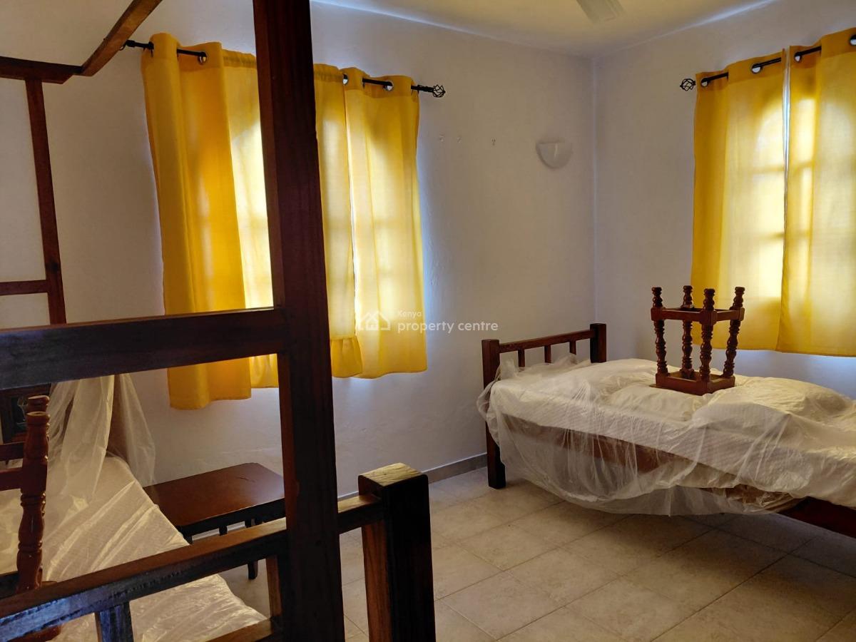 4 Bedroom House Sitting on 1/2 Acre Plot with Big Garage 3 Minutes Wal, Watamu, Watamu, Kilifi, Townhouse for Sale