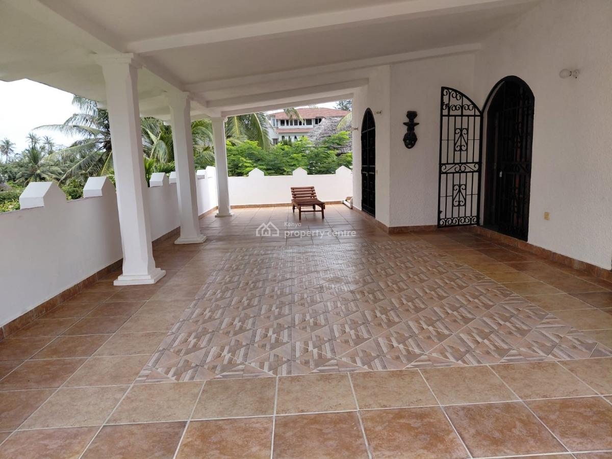 4 Bedroom House Sitting on 1/2 Acre Plot with Big Garage 3 Minutes Wal, Watamu, Watamu, Kilifi, Townhouse for Sale