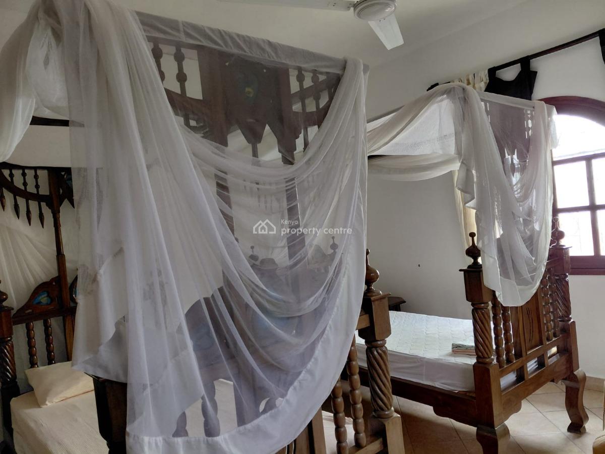 4 Bedroom House Sitting on 1/2 Acre Plot with Big Garage 3 Minutes Wal, Watamu, Watamu, Kilifi, Townhouse for Sale