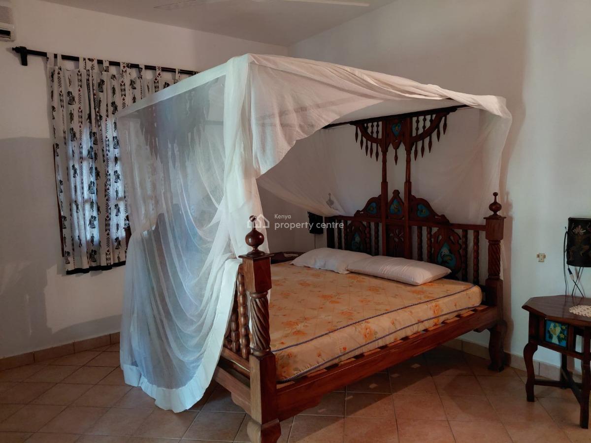 4 Bedroom House Sitting on 1/2 Acre Plot with Big Garage 3 Minutes Wal, Watamu, Watamu, Kilifi, Townhouse for Sale