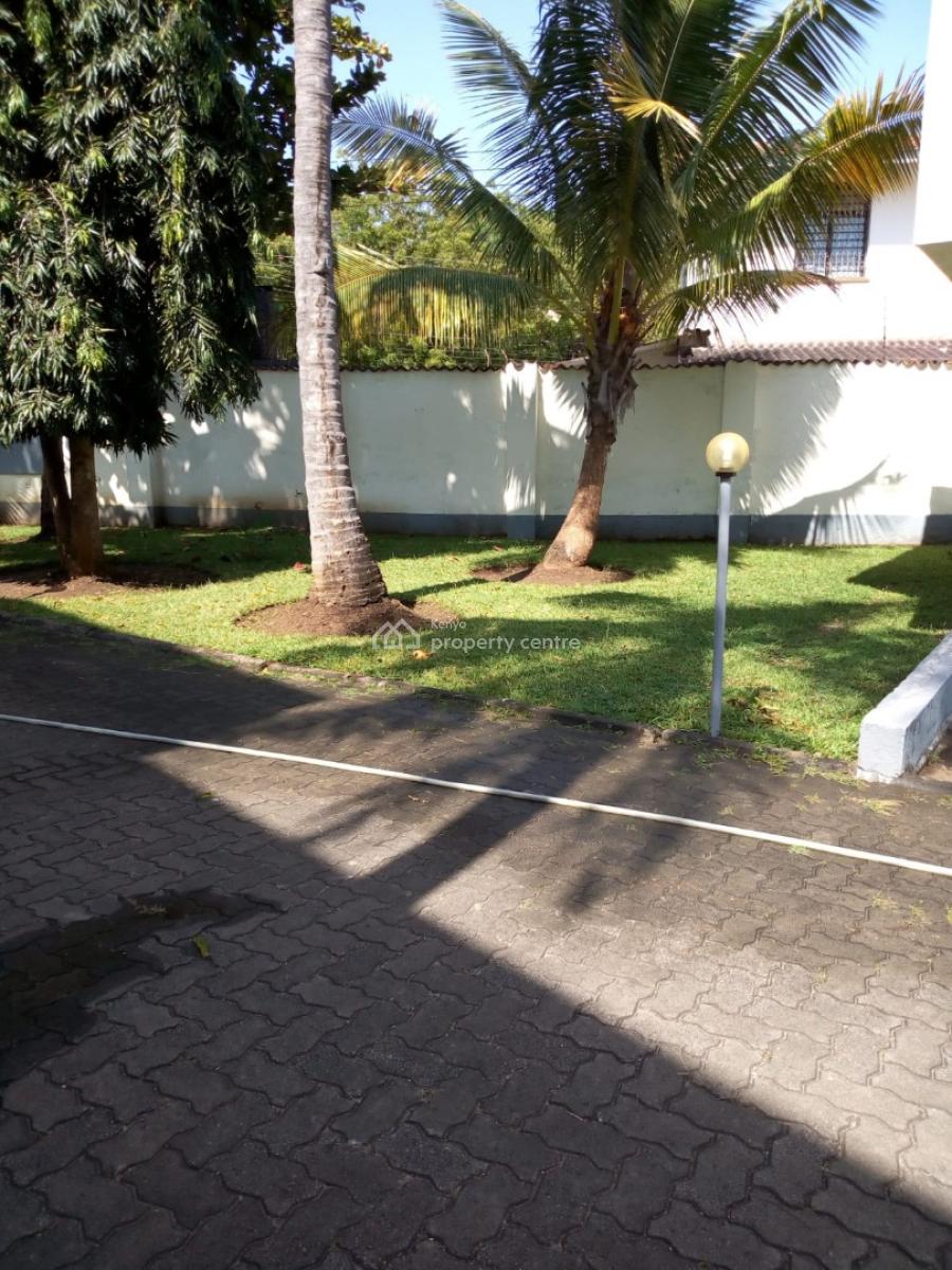 5 Bedrooms Mansion with a Swimming Pool Sitting on a Half Acre for Sal, Nyali Mombasa, Nyali, Mombasa, Townhouse for Sale
