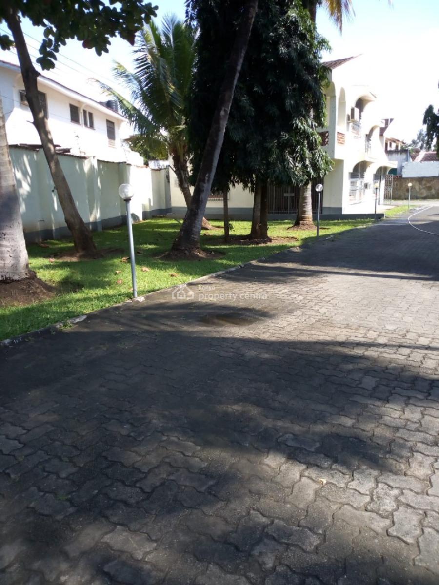 5 Bedrooms Mansion with a Swimming Pool Sitting on a Half Acre for Sal, Nyali Mombasa, Nyali, Mombasa, Townhouse for Sale