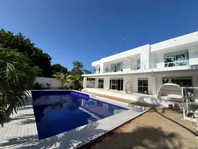 5 Bedroom Mansion in a Gated Estate with a Swimming Pool