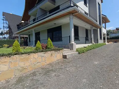 5 Bedrooms Mansion