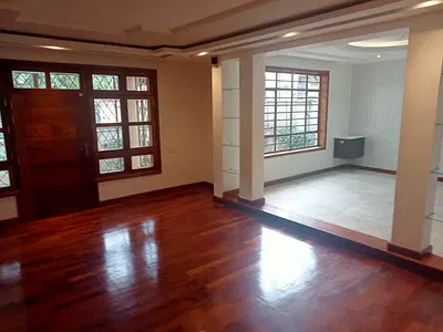 Luxurious 5 Bedrooms Townhouse